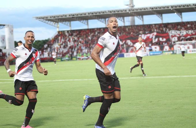Marlon Freitas cobra pênalti e garante vitória do Atlético-GO na primeira final do Goiano. (Foto: Jornal O Popular)