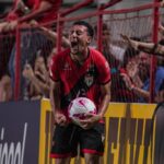 Baralhas comemorando Atlético-GO