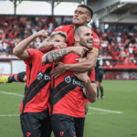 Vizeu Atlético-GO comemorando