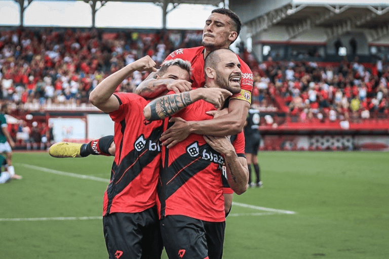 Vizeu Atlético-GO comemorando