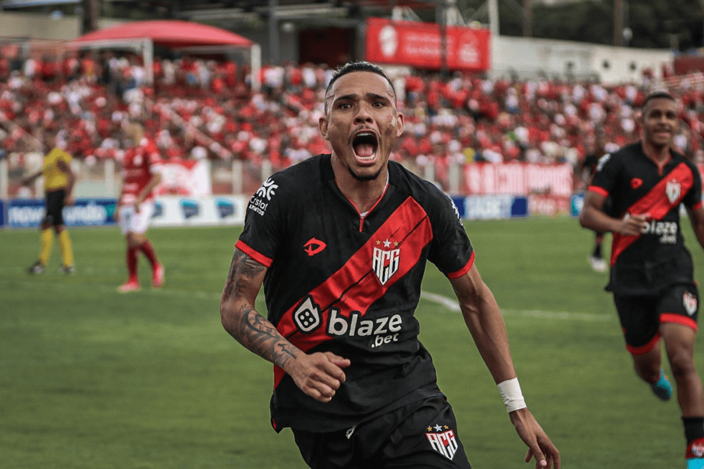Luiz Fernando comemorando