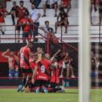 Atlético-GO elenco comemorando
