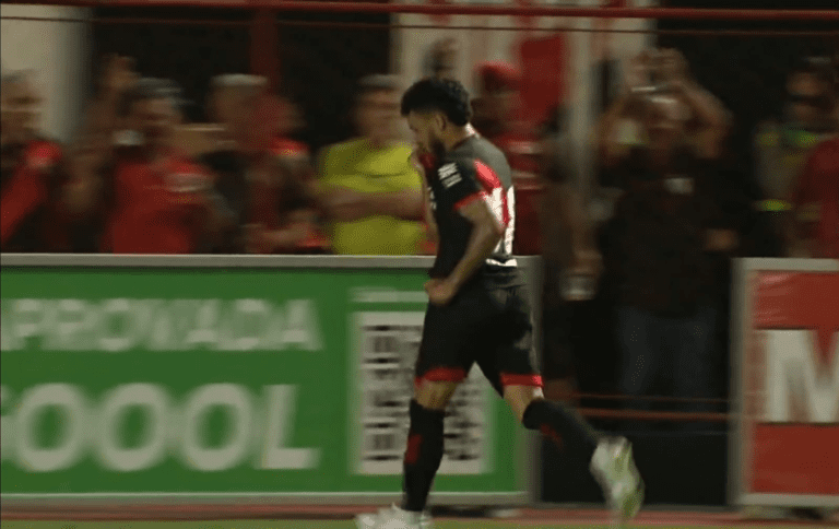 Moraes comemorando ACG X CRAC