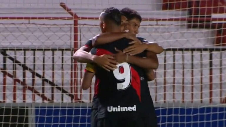 Atlético-GO comemorando
