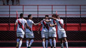 Atlético-GO comemorando