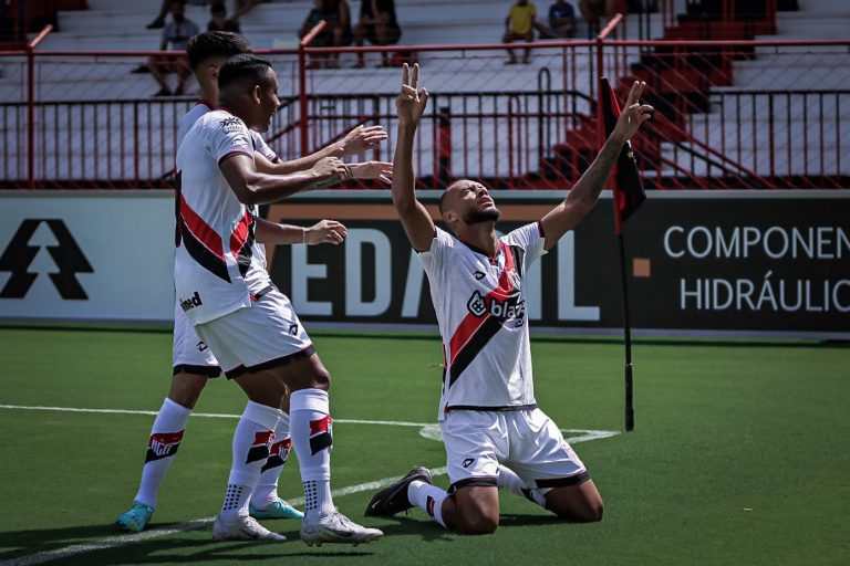 Atlético-GO comemorando