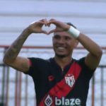 Luiz Fernando comemorando