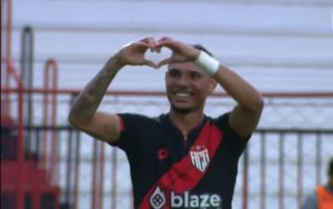 Luiz Fernando comemorando