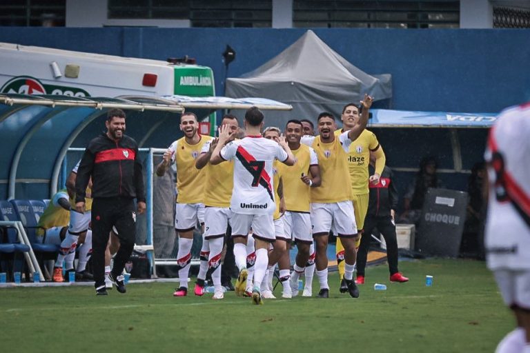 Atlético-GO comemorando