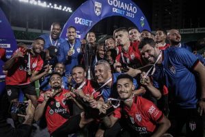 Atlético-GO comemorando