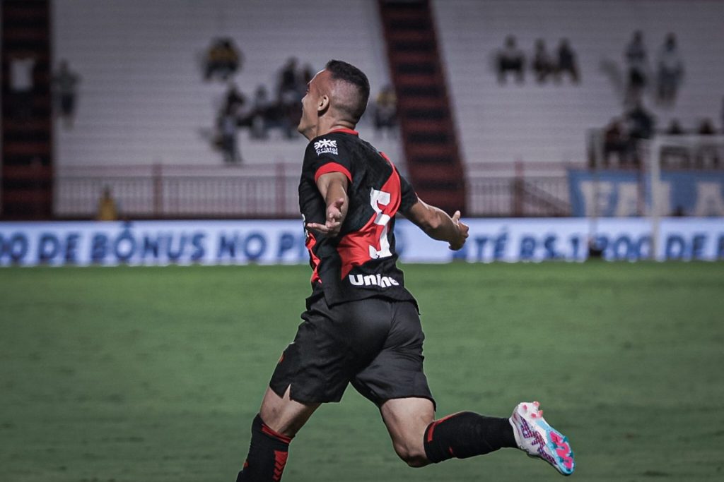 Renato comemorando