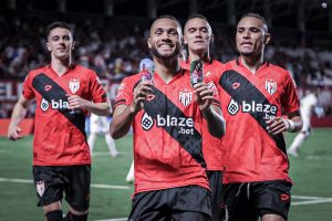 Gustavo Coutinho comemorando