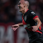 Renato comemorando