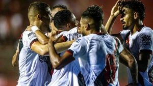 Atlético-GO comemorando