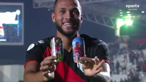 Gustavo Coutinho comemorando