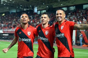 Luiz Fernando, Shaylon, Peixoto comemorando pelo Atlético