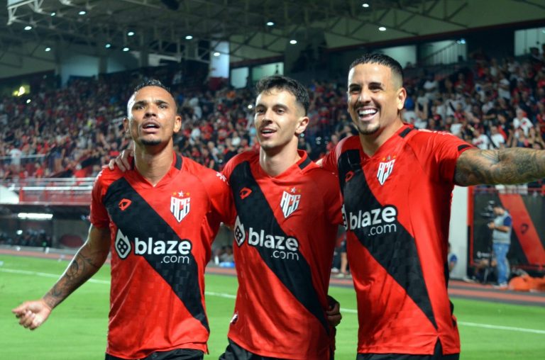 Luiz Fernando, Shaylon, Peixoto comemorando pelo Atlético