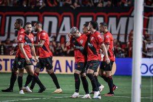 Atlético-GO comemorando