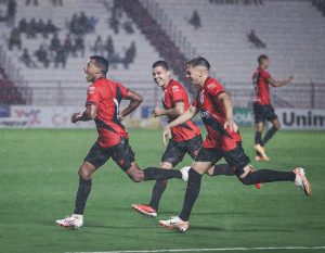 Maguinho comemorando Atlético-GO