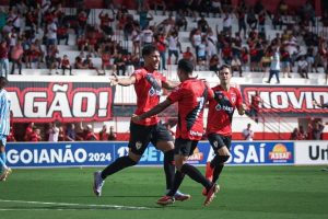 Daniel comemorando Atlético-GO