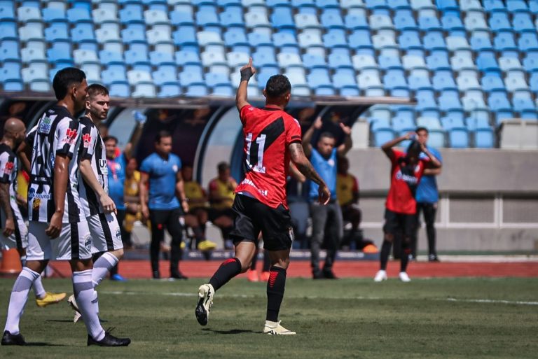 Luiz Fernando comemorando Atlético-GO