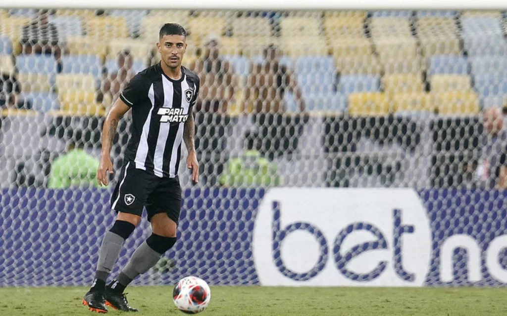 Atlético-GO de olho no zagueiro do Botafogo