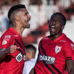 Jorginho comemora gol de Jan Hurtado contra o Inter — Foto: Ingryd Oliveira / Atlético-GO