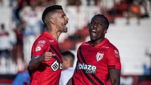 Jorginho comemora gol de Jan Hurtado contra o Inter — Foto: Ingryd Oliveira / Atlético-GO