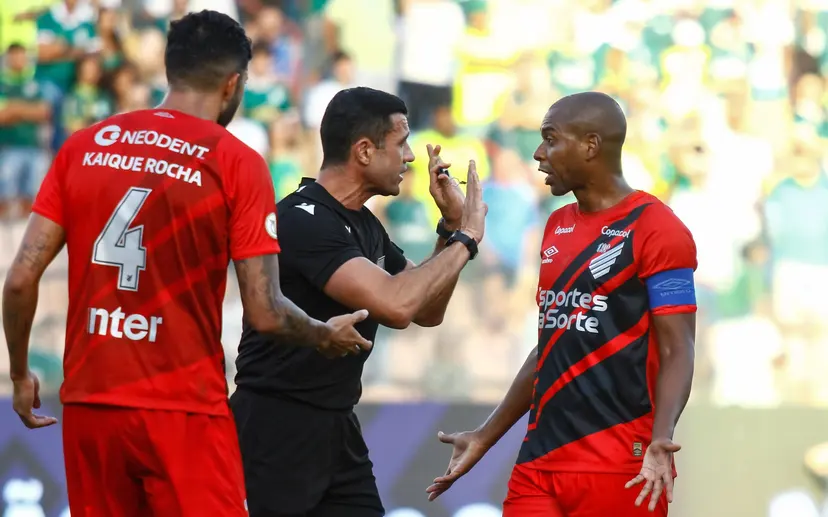 AGIF24051218174796-scaled-aspect-ratio-512-320 Atlético-GO de olho na arbitragem - Foto: Marco Miatelo/AGIF