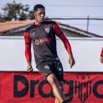 Zagueiro sai mais cedo do treino e vira dúvida para o Atlético