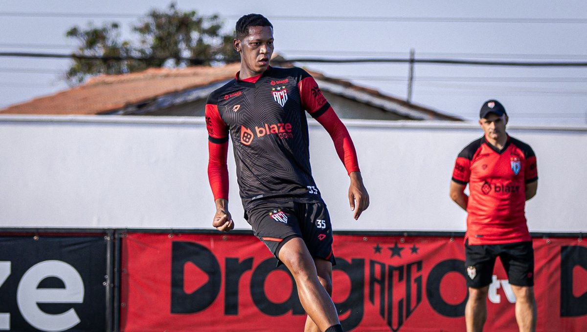 Zagueiro sai mais cedo do treino e vira dúvida para o Atlético