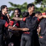 Zagueiro volta aos trabalhos e Louzer testa nova formação tática no Atlético