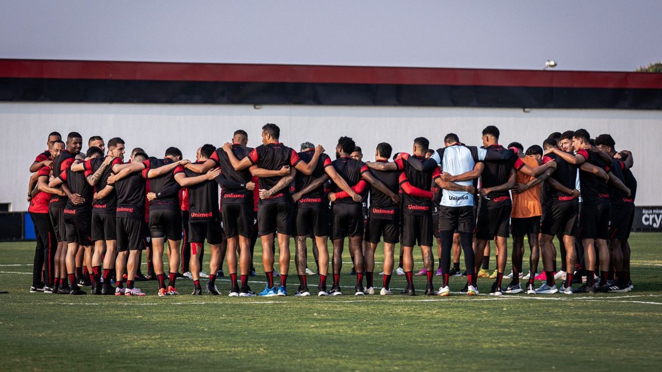 Imagem colorida mostra o elenco do Dragão reunido no gramado