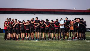 Imagem colorida mostra o elenco do Dragão reunido no gramado