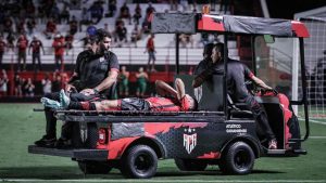 Atacante do Atlético-GO volta a correr no gramado durante período de recuperação