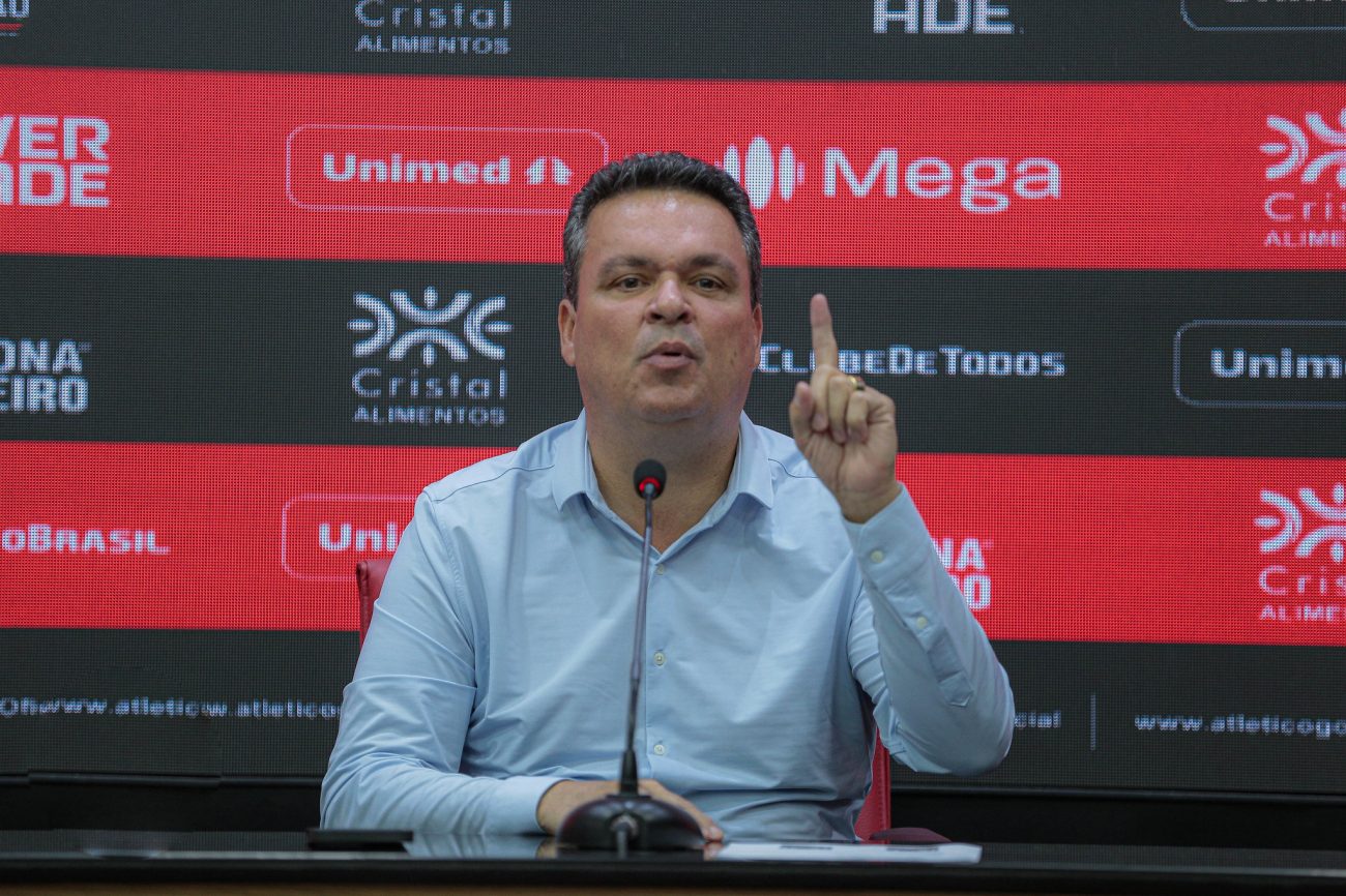 Ligado no mercado, Adson Batista surpreende e acerta a contratação de mais um zagueiro para o Atlético