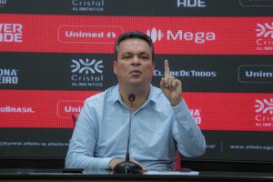 Ligado no mercado, Adson Batista surpreende e acerta a contratação de mais um zagueiro para o Atlético
