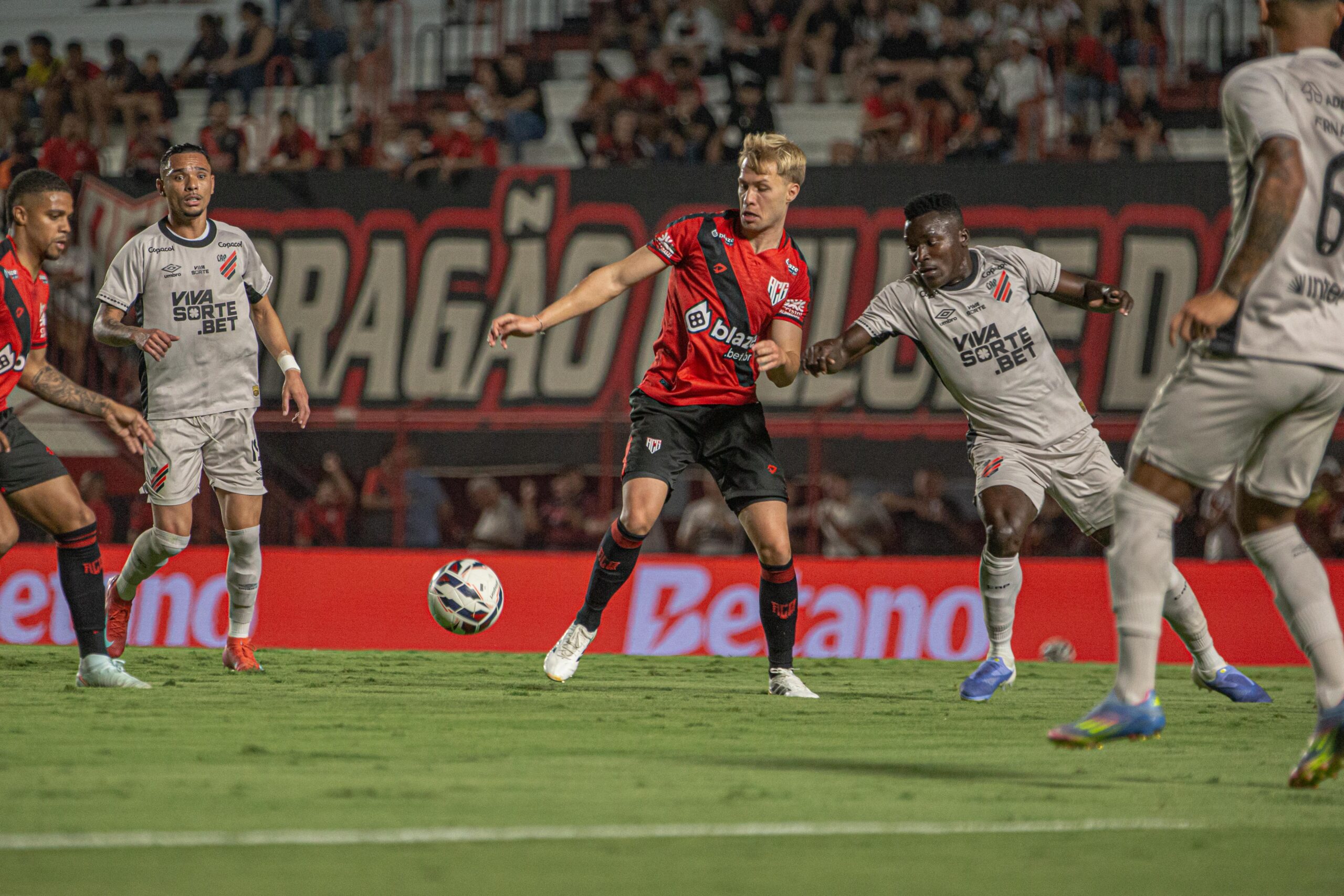 Torcida do Atlético-GO se manifesta em decisão para a Série B