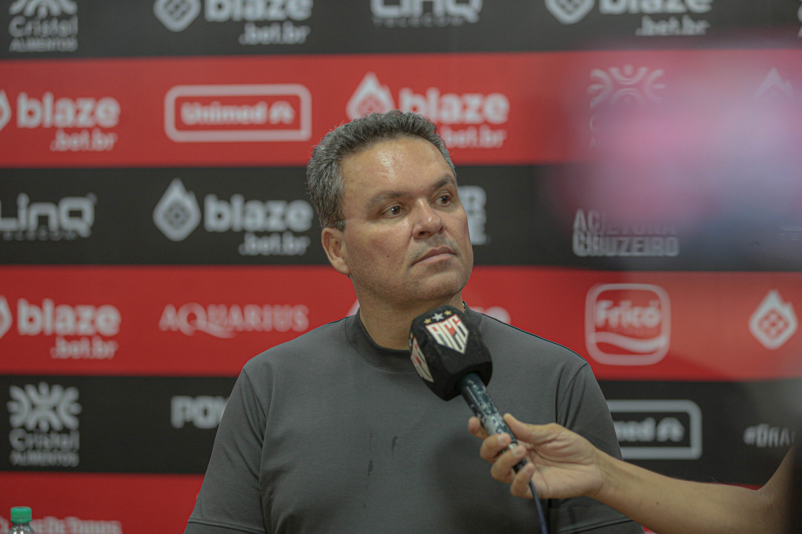 URGENTE: Atlético-GO com Adson Batista toma decisão pesada com jogador criticado por torcida
